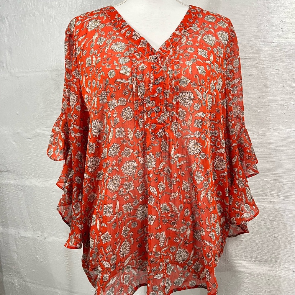 VINCE CAMUTO FLORAL FLUTTER SLEEVE TOP - Picture 15 of 16